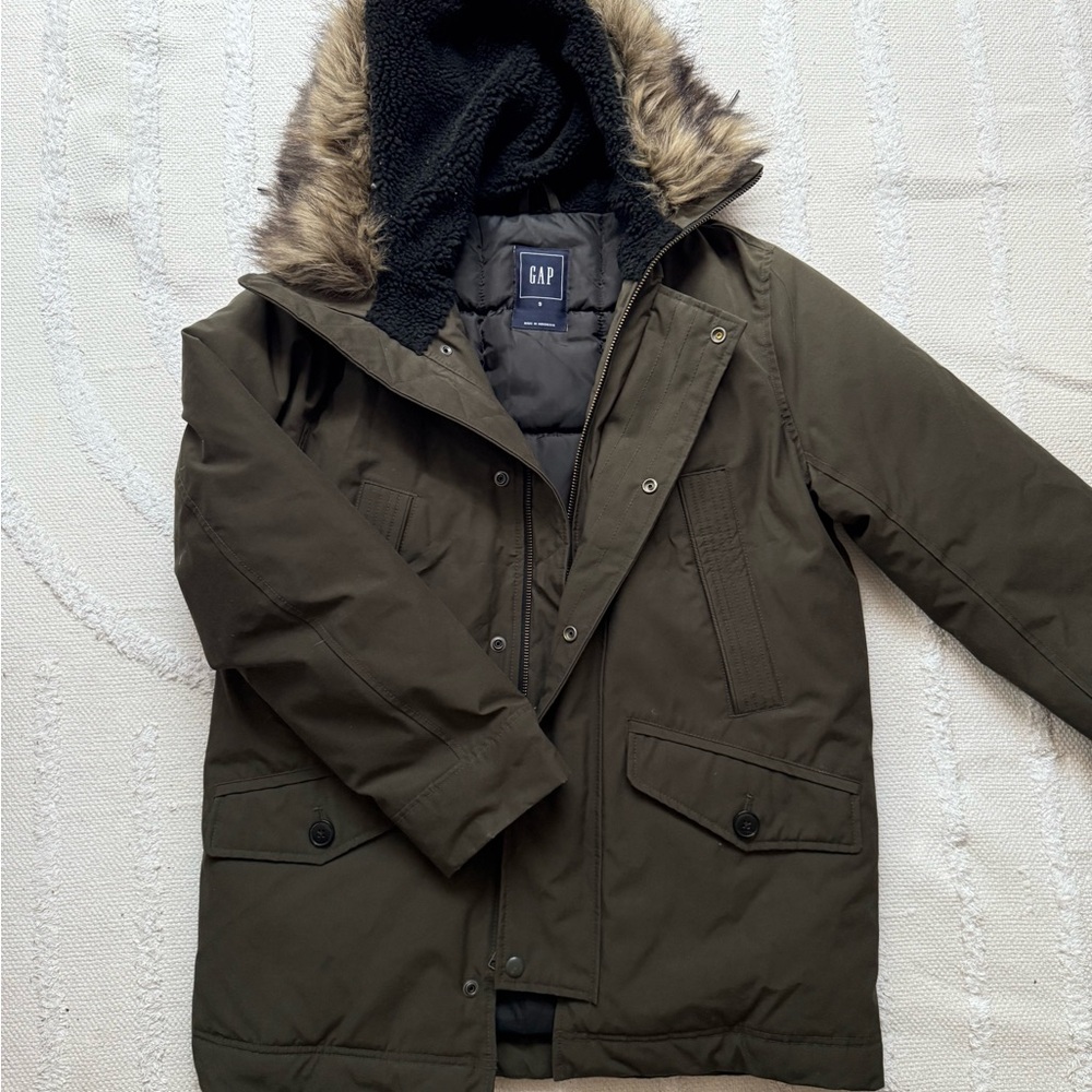 GAP Green Puffer Jacket with Fur-Lined Hood and Zipper Closure